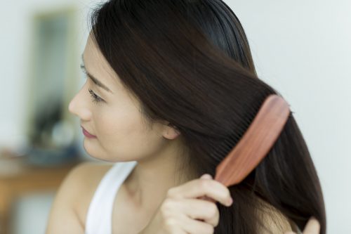 ヘアケアする女性